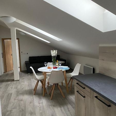 Klicperovo 2Kk Appartamento Hradec Králové Esterno foto